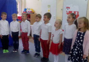Kolejne dzieci śpiewające hymn narodowy.